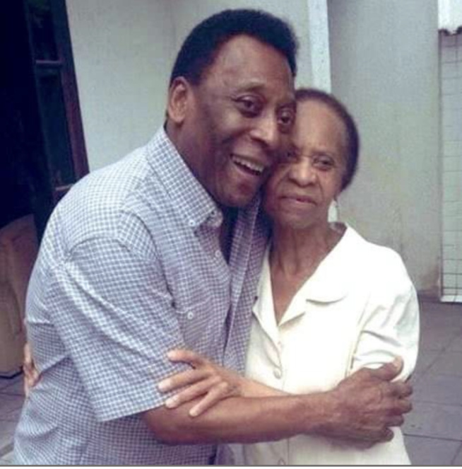 En image : Le Roi Pelé avec sa mère Céleste,100 ans en novembre dernier et qui vit toujours En image : Le Roi Pelé avec sa mère Céleste,100 ans en novembre dernier et qui vit toujours