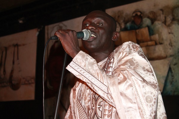 Exclusivité: Pape Diouf dédié son premier single "RAKADIOU" à ses fans disponible ce Lundi Exclusivité: Pape Diouf dédié son premier single "RAKADIOU" à ses fans disponible ce Lundi