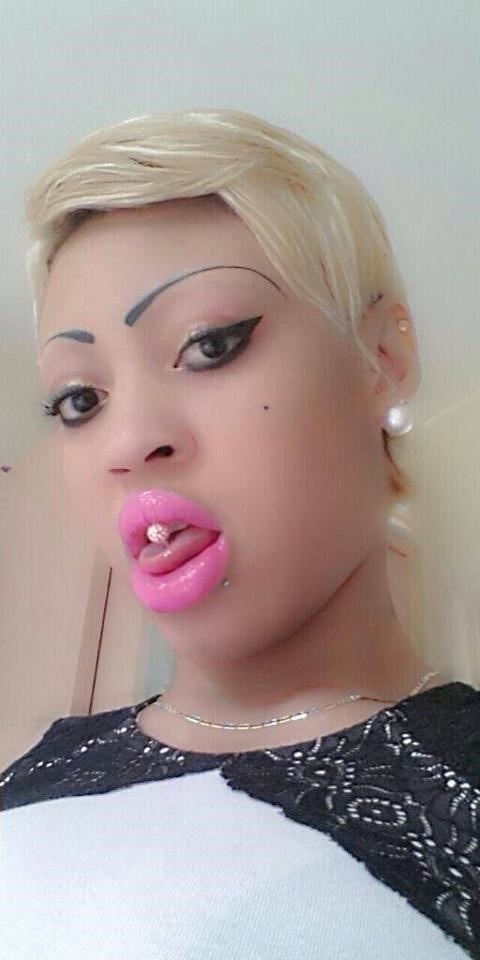 Angela Fall en mode piercing