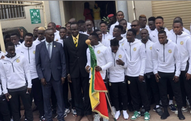 Football / CHAN 2023 : Les "Lions" locaux ont reçu le drapeau national Football / CHAN 2023 : Les "Lions" locaux ont reçu le drapeau national
