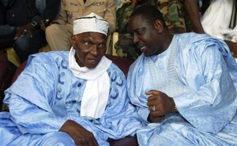 Macky Sall répond à Wade: "L’argent qu’il avait injecté dans ces travaux, il ne l’a pas sorti de sa propre poche» Macky Sall répond à Wade: "L’argent qu’il avait injecté dans ces travaux, il ne l’a pas sorti de sa propre poche»