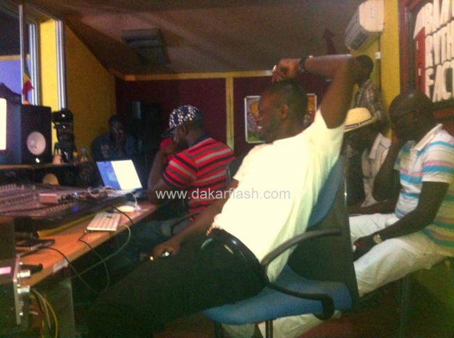 Tournage du clip « Le monde sans Ebola » avec Fata, Déesse Major, Rosso, Pacotile… Tournage du clip « Le monde sans Ebola » avec Fata, Déesse Major, Rosso, Pacotile…