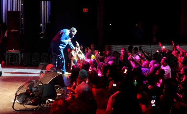 Youssou Ndour remplit la grande salle de Winspear Opera House de Dallas. Regardez