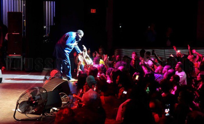 Youssou Ndour remplit la grande salle de Winspear Opera House de Dallas. Regardez Youssou Ndour remplit la grande salle de Winspear Opera House de Dallas. Regardez