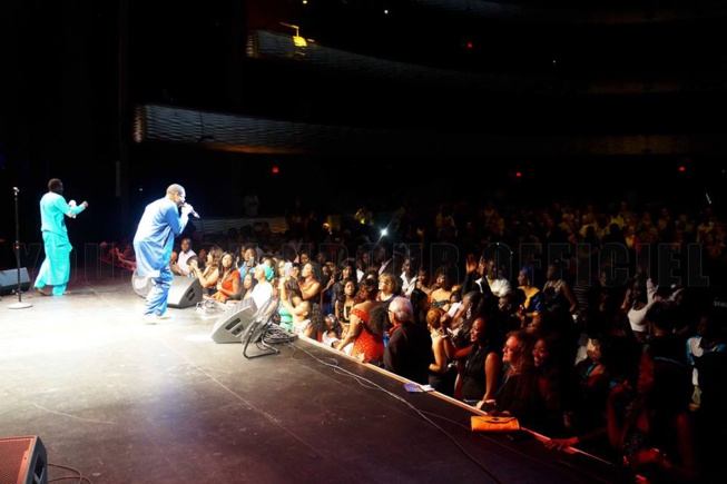 Youssou Ndour remplit la grande salle de Winspear Opera House de Dallas. Regardez