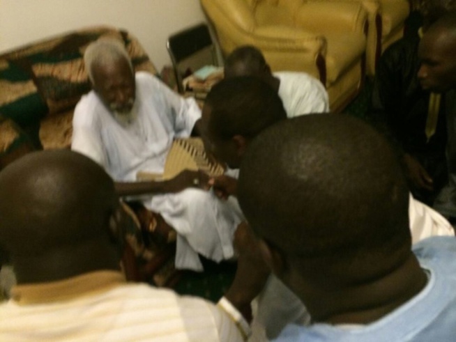 Les hommes d’affaires Elimane Lam et son ami Aziz N’diaye reçus par le Khalife Général des mourides aux HLM Les hommes d’affaires Elimane Lam et son ami Aziz N’diaye reçus par le Khalife Général des mourides aux HLM