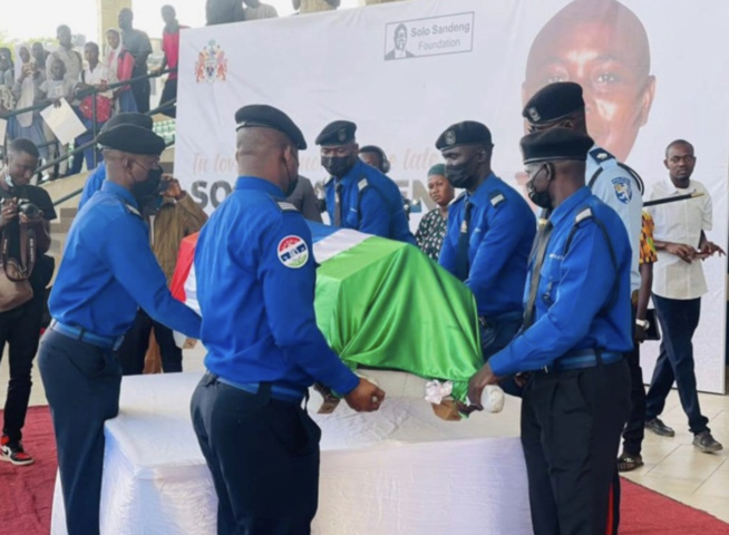 Gambie : Sept ans après sa mort, le “tombeur” de Yaya JAMMEH finalement enterré (photos) Gambie : Sept ans après sa mort, le “tombeur” de Yaya JAMMEH finalement enterré (photos)