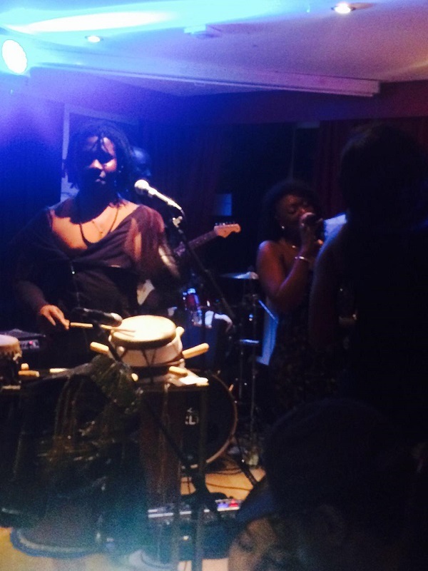 Mariama la promotrice culturelle gambienne de Germany à la soirée de Titi