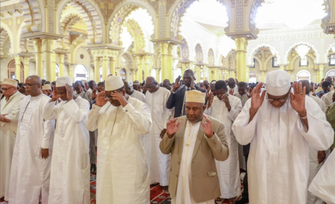 En visite au Sénégal : Azali Assoumani, le Président Comorien et le Chef de l’état Macky Sall ont prié à la Grande Mosquée Massalikoul Djinane En visite au Sénégal : Azali Assoumani, le Président Comorien et le Chef de l’état Macky Sall ont prié à la Grande Mosquée Massalikoul Djinane