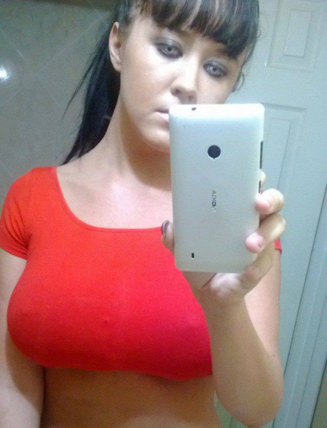 Une jeune fille de 21 ans se fait implanter un troisième sein. Regardez