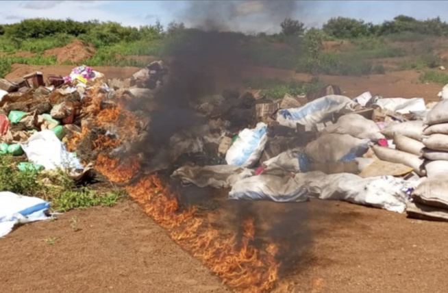Santé et Hygiène publique à Kaolack : 5 tonnes de produits impropres à la consommation incinérées Santé et Hygiène publique à Kaolack : 5 tonnes de produits impropres à la consommation incinérées