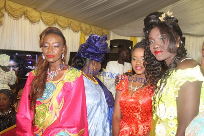 Les images du baptême de Oumou Provoc’… Regardez Les images du baptême de Oumou Provoc’… Regardez