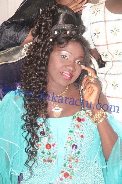 Les images du baptême de Oumou Provoc’… Regardez Les images du baptême de Oumou Provoc’… Regardez