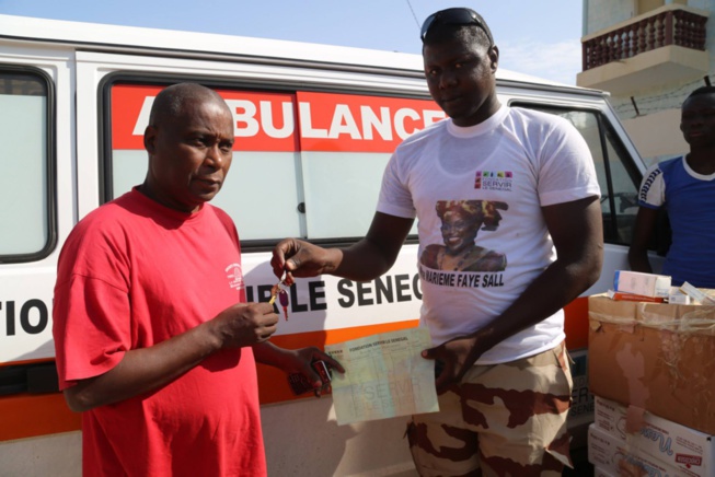 Marième Faye Sall offre une ambulance à la communauté rurale de Doumga Lao Marième Faye Sall offre une ambulance à la communauté rurale de Doumga Lao