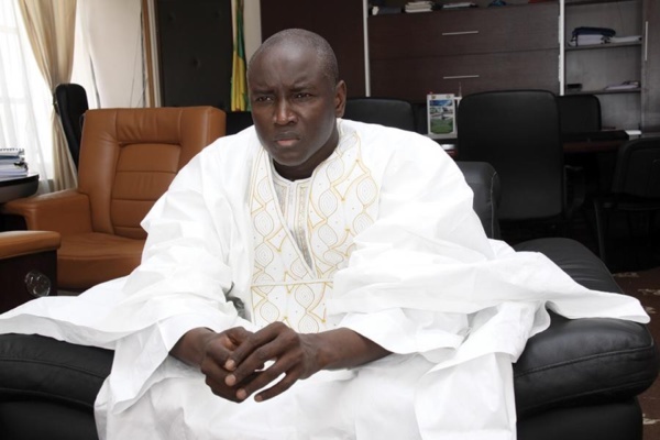 Aly Ngouille Ndiaye offre son salaire de maire aux élèves de Linguère Aly Ngouille Ndiaye offre son salaire de maire aux élèves de Linguère
