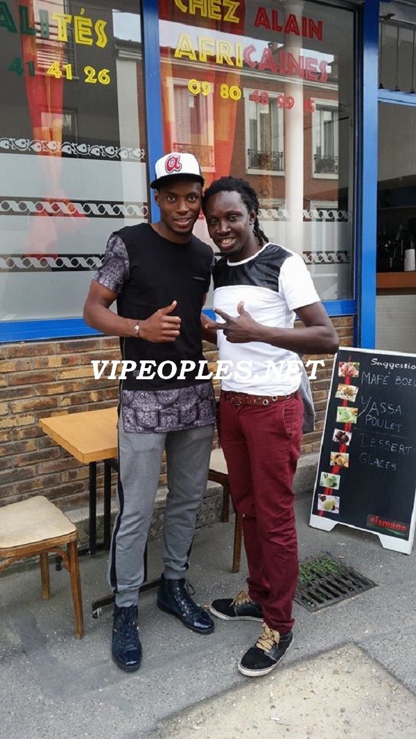 L'international Sénégalais Diafara Sakho en compagnie du gérant de Chez Alain L'international Sénégalais Diafara Sakho en compagnie du gérant de Chez Alain