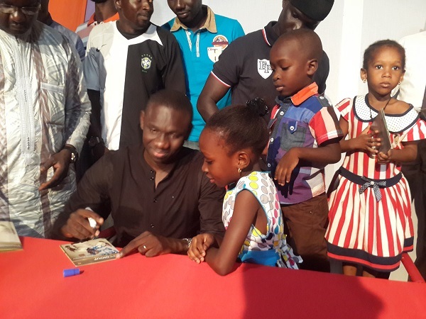 Pape Diouf: Séance de dédicace de son nouvel album Rakadiou: 2687 ventes en seule journée Pape Diouf: Séance de dédicace de son nouvel album Rakadiou: 2687 ventes en seule journée