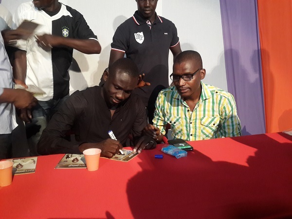 Pape Diouf: Séance de dédicace de son nouvel album Rakadiou: 2687 ventes en seule journée Pape Diouf: Séance de dédicace de son nouvel album Rakadiou: 2687 ventes en seule journée
