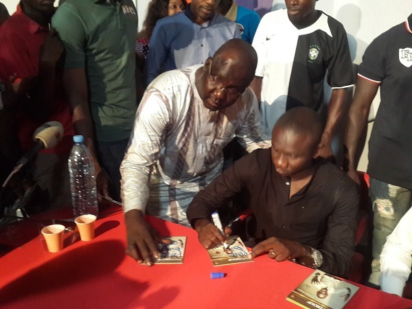 Pape Diouf: Séance de dédicace de son nouvel album Rakadiou: 2687 ventes en seule journée Pape Diouf: Séance de dédicace de son nouvel album Rakadiou: 2687 ventes en seule journée