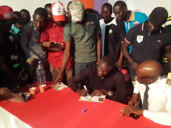 Pape Diouf: Séance de dédicace de son nouvel album Rakadiou: 2687 ventes en seule journée Pape Diouf: Séance de dédicace de son nouvel album Rakadiou: 2687 ventes en seule journée
