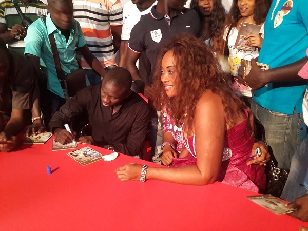 Pape Diouf: Séance de dédicace de son nouvel album Rakadiou: 2687 ventes en seule journée Pape Diouf: Séance de dédicace de son nouvel album Rakadiou: 2687 ventes en seule journée