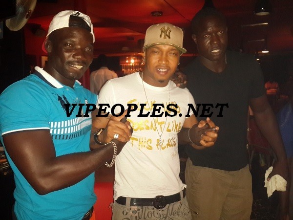 El Hadji Diouf entouré du lutteur Papis Général et son petit frère