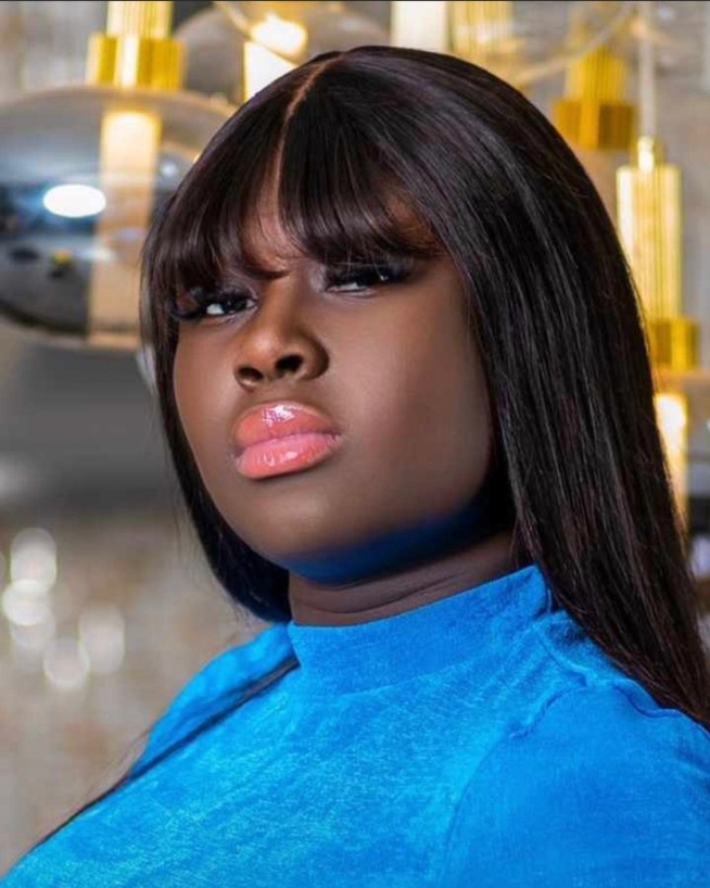 Ébène, Sokhna Bator se la moule bleu dans une jupe qui séduit ses fans Ébène, Sokhna Bator se la moule bleu dans une jupe qui séduit ses fans