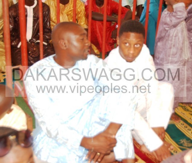 Kader Ndiaye le seul homme de confiance de Cheikh Amar et son neveu Serigne Amar à la priére Kader Ndiaye le seul homme de confiance de Cheikh Amar et son neveu Serigne Amar à la priére