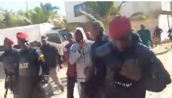 La police tente d’empêcher Sonko de se promener : “C’est quoi votre problème ?” Regardez ! La police tente d’empêcher Sonko de se promener : “C’est quoi votre problème ?” Regardez !