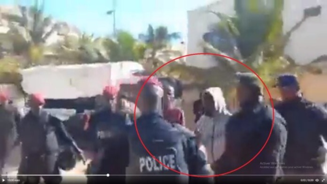 Cité Keur Gorgui: Ousmane Sonko passe devant leur barricade, les policiers réagissent sur le champ (vidéo) Cité Keur Gorgui: Ousmane Sonko passe devant leur barricade, les policiers réagissent sur le champ (vidéo)
