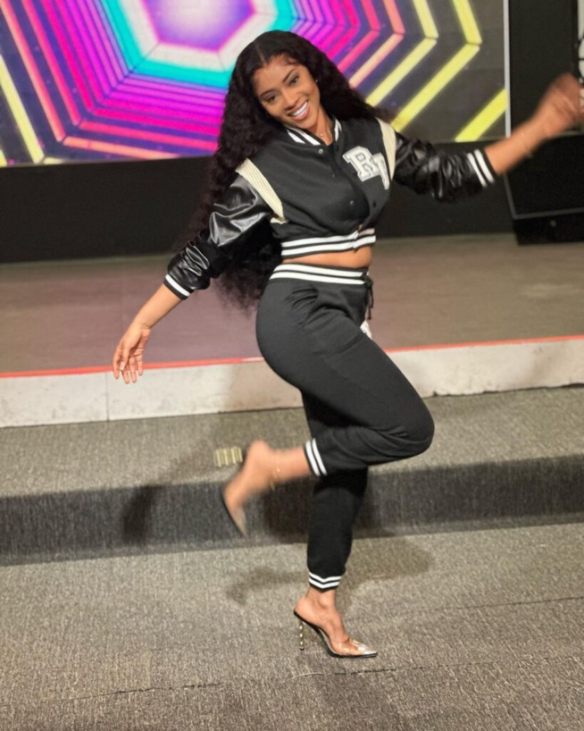Lookée en sweat crop-top : Racky Aidara illumine le plateau de la 2stv Lookée en sweat crop-top : Racky Aidara illumine le plateau de la 2stv