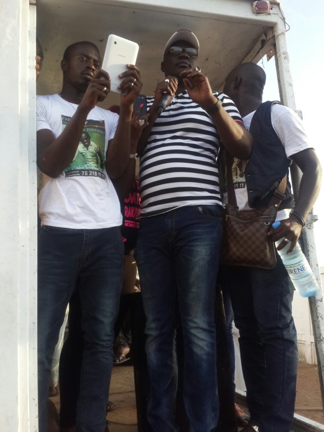 Seconde étapes: 12 Photos, Caravane de distribution pour atteindre la vente d'un million d'exemplaires de l'album "Rakadiou"