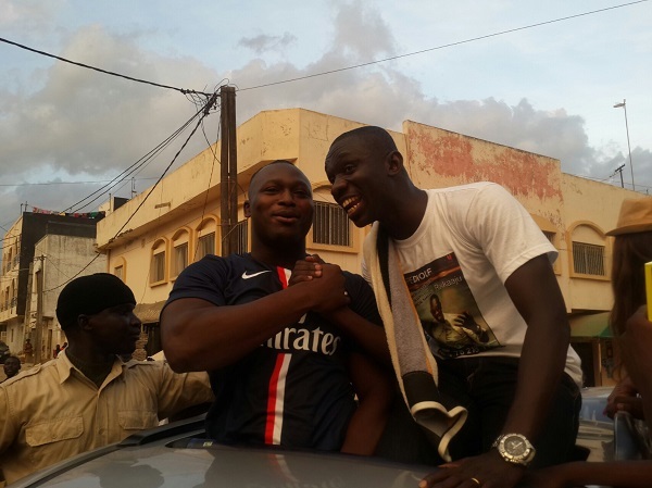 Seconde étapes: 12 Photos, Caravane de distribution pour atteindre la vente d'un million d'exemplaires de l'album "Rakadiou" Seconde étapes: 12 Photos, Caravane de distribution pour atteindre la vente d'un million d'exemplaires de l'album "Rakadiou"