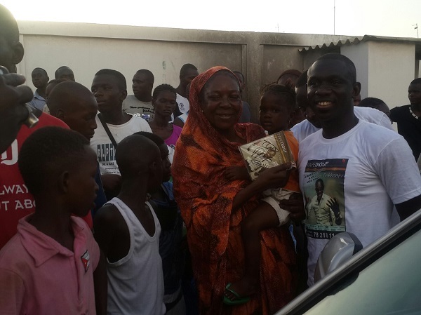 Seconde étapes: 12 Photos, Caravane de distribution pour atteindre la vente d'un million d'exemplaires de l'album "Rakadiou" Seconde étapes: 12 Photos, Caravane de distribution pour atteindre la vente d'un million d'exemplaires de l'album "Rakadiou"