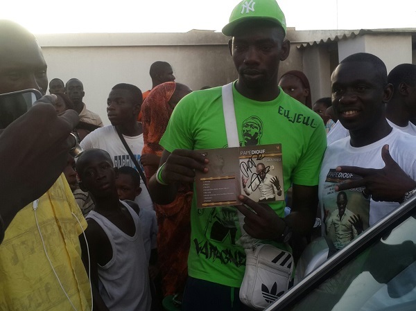 Seconde étapes: 12 Photos, Caravane de distribution pour atteindre la vente d'un million d'exemplaires de l'album "Rakadiou" Seconde étapes: 12 Photos, Caravane de distribution pour atteindre la vente d'un million d'exemplaires de l'album "Rakadiou"