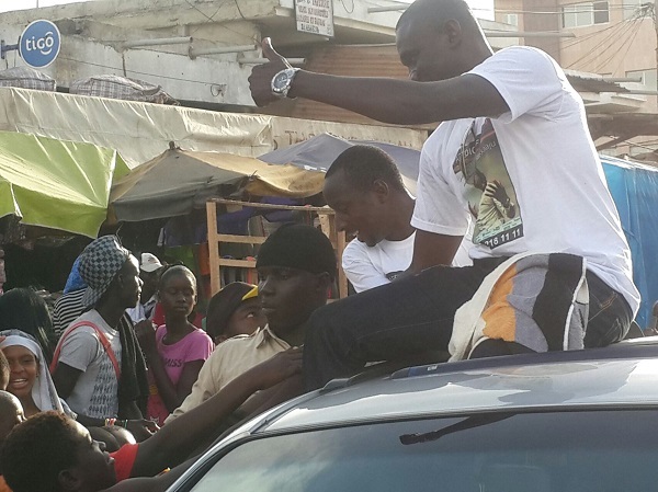 Seconde étapes: 12 Photos, Caravane de distribution pour atteindre la vente d'un million d'exemplaires de l'album "Rakadiou" Seconde étapes: 12 Photos, Caravane de distribution pour atteindre la vente d'un million d'exemplaires de l'album "Rakadiou"