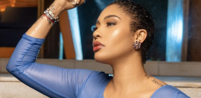 $exy en robe rouge fendue, Adja Diallo chante : « Dieulma def ma loula nekh »