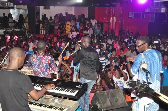 Le "Rakadiou" de Pape Diouf draine du monde au thiossane. Regardez Le "Rakadiou" de Pape Diouf draine du monde au thiossane. Regardez