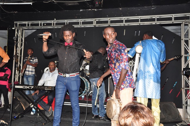 Le "Rakadiou" de Pape Diouf draine du monde au thiossane. Regardez Le "Rakadiou" de Pape Diouf draine du monde au thiossane. Regardez