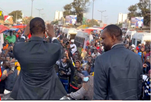 Après sa visite de solidarité à Walfadjri: Les agents de la Bip escortent Ousmane Sonko jusqu’à sa demeure Après sa visite de solidarité à Walfadjri: Les agents de la Bip escortent Ousmane Sonko jusqu’à sa demeure