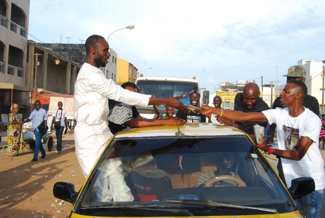 Sanékh et le groupe Soleil le vent au rythme de la distribution de l'album " Rakadiou" Sanékh et le groupe Soleil le vent au rythme de la distribution de l'album " Rakadiou"