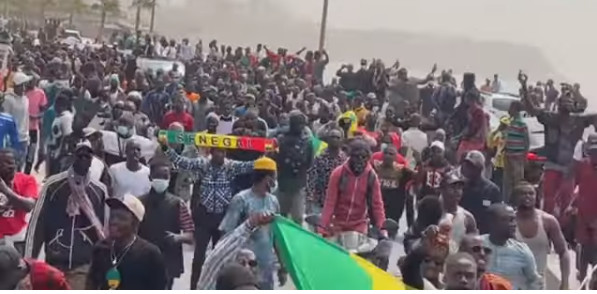 Gazé par les forces de l’ordre : Ousmane Sonko sort de sa voiture avec une cagoule Gazé par les forces de l’ordre : Ousmane Sonko sort de sa voiture avec une cagoule