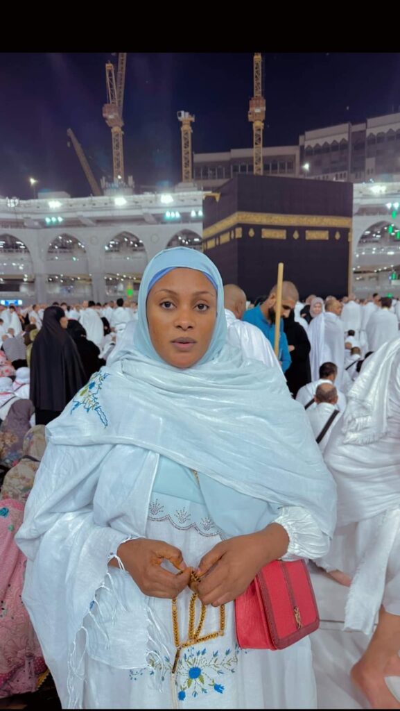 Mme Dieng Adja nationale – A la Mecque, l’actrice prie pour la paix : « Yalla na diamm sakh » Mme Dieng Adja nationale – A la Mecque, l’actrice prie pour la paix : « Yalla na diamm sakh »