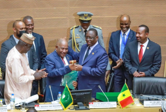 Présidence de l'UA : Macky Sall passe le témoin à Azali Assoumani, son homologue des Comores Présidence de l'UA : Macky Sall passe le témoin à Azali Assoumani, son homologue des Comores