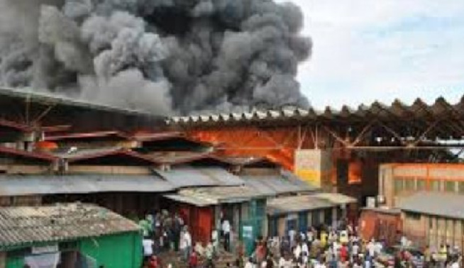 Encore un sinistre chez les commerçants : Un incendie ravage une dizaine de magasins au marché de Tambacounda Encore un sinistre chez les commerçants : Un incendie ravage une dizaine de magasins au marché de Tambacounda