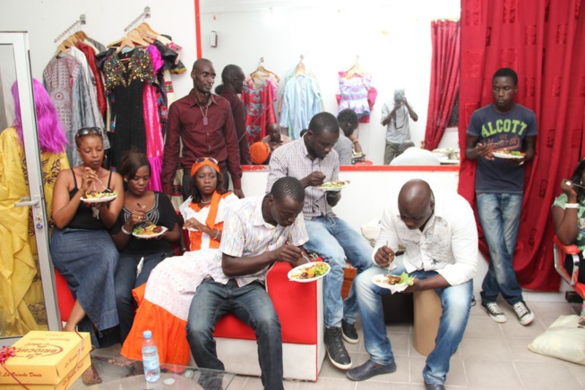 Le designer Bamba Sow fête son anniversaire avec ses amis et collègues... Le designer Bamba Sow fête son anniversaire avec ses amis et collègues...