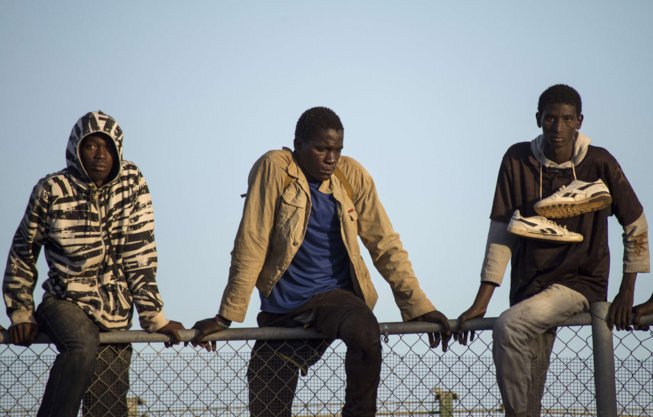 Photos choquantes + Vidéo: Emigrés clandestins coincés, tentent d’atteindre l’Europe… Regardez Photos choquantes + Vidéo: Emigrés clandestins coincés, tentent d’atteindre l’Europe… Regardez