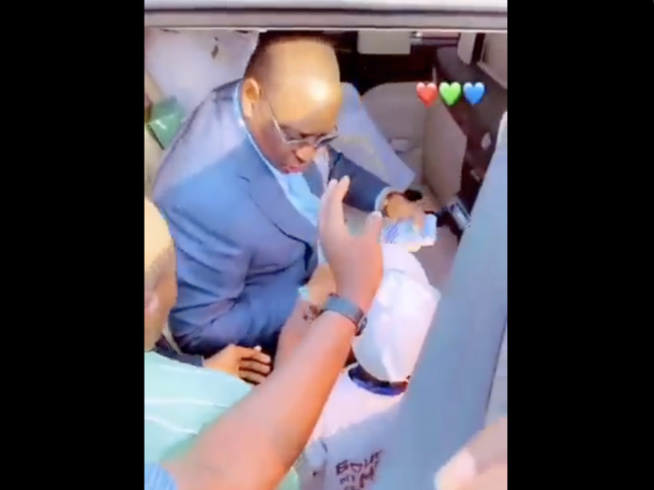 Le Président Macky Sall distribue lui-même des liasses de billets aux militants. Le Président Macky Sall distribue lui-même des liasses de billets aux militants.