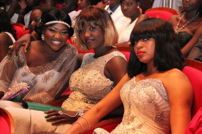 Colé Faye en toute complicité avec sa jumelle Oumou Provoc et sa petite sœur Colé Faye en toute complicité avec sa jumelle Oumou Provoc et sa petite sœur