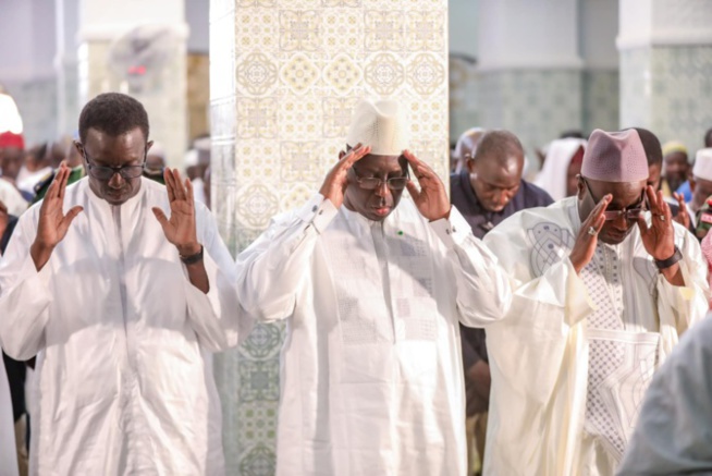 Tournée économique : le Chef de l’État Macky Sall a effectué la prière du vendredi à la Grande mosquée de Sédhiou. Tournée économique : le Chef de l’État Macky Sall a effectué la prière du vendredi à la Grande mosquée de Sédhiou.